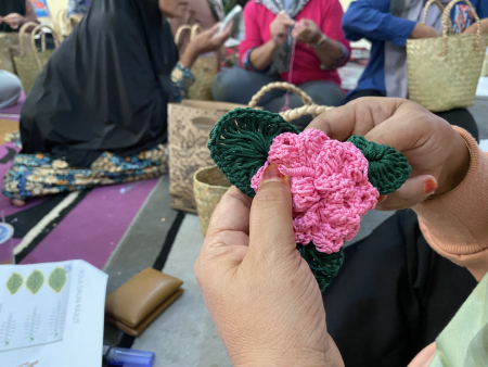 MEMBUAT RAJUTAN POLA DAUN 