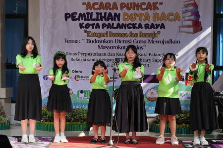 MENYANYIKAN LAGU YUK KITA BACA