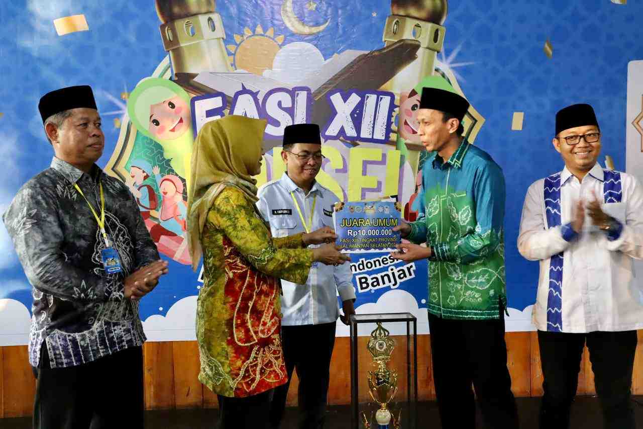 SERAHKAN HADIAH JUARA UMUM