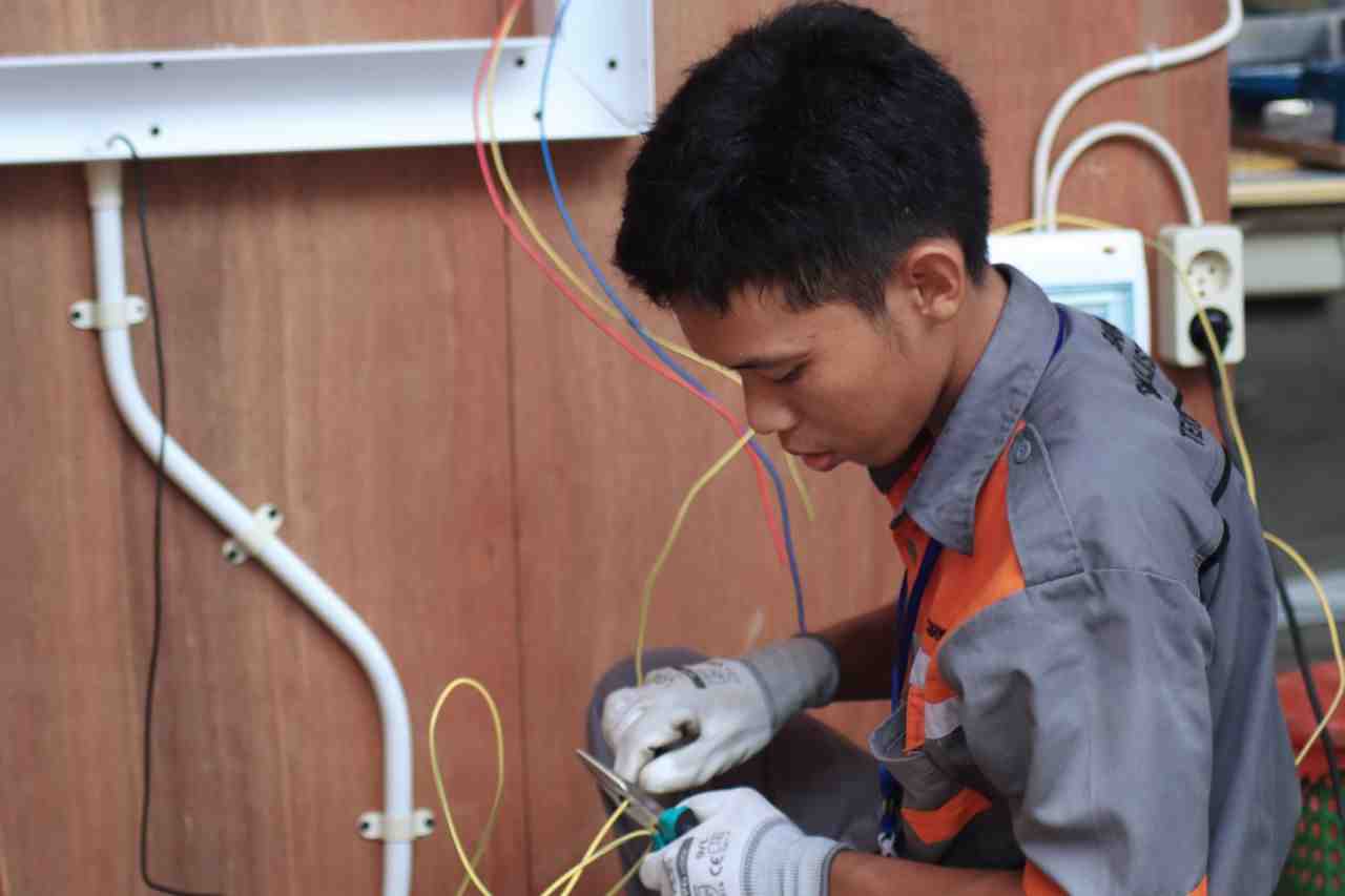 POTONG KABEL LISTRIK