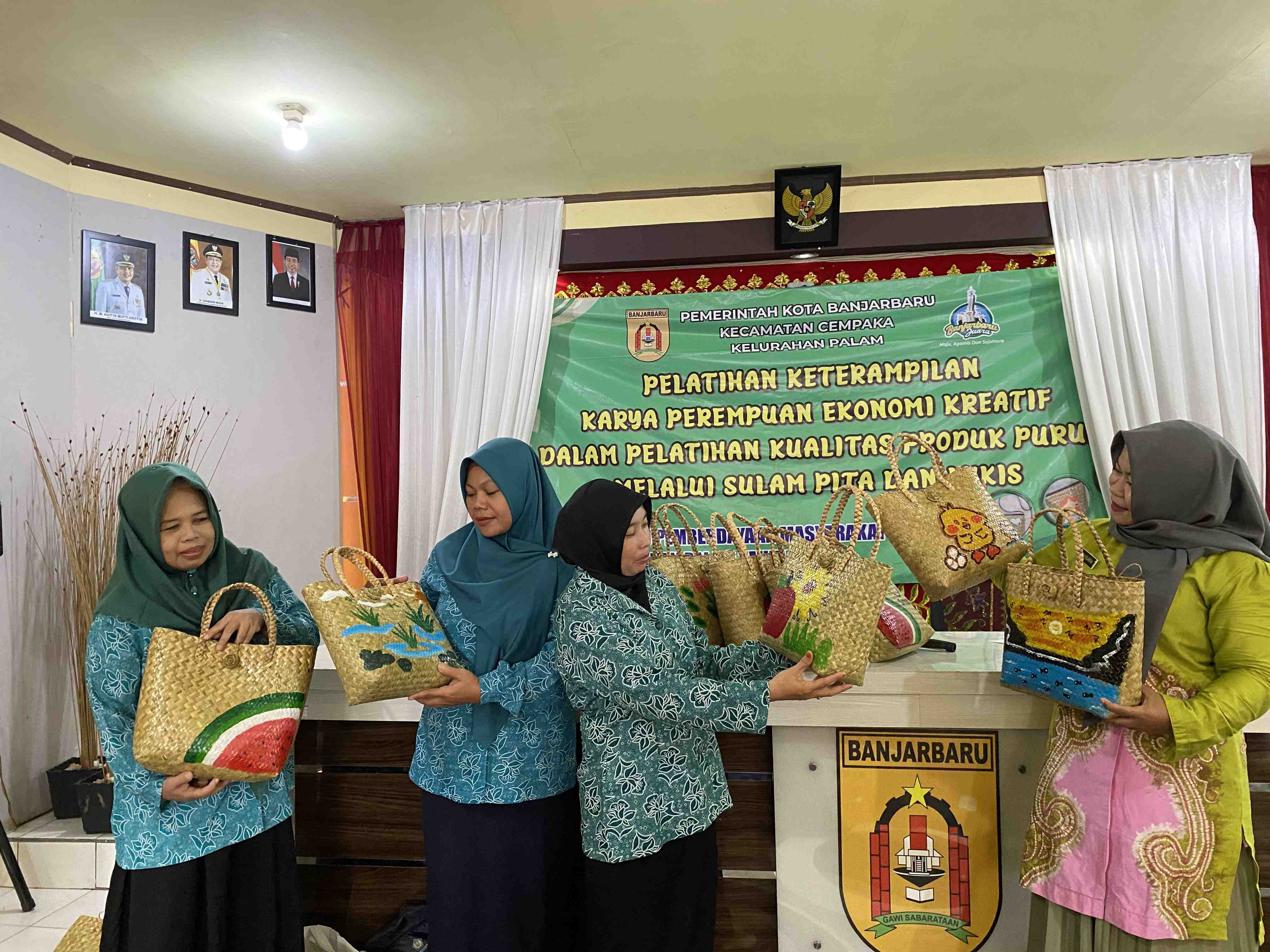 MELIHAT HASIL KREASI TAS PURUN