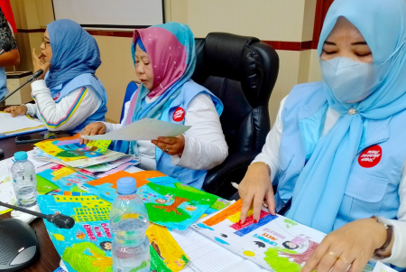 JURI LOMBA MEWARNAI