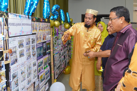 KUNJUNGI STAND PAMERAN HASIL BELAJAR