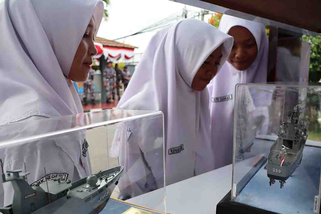 LIHAT MINIATUR KAPAL