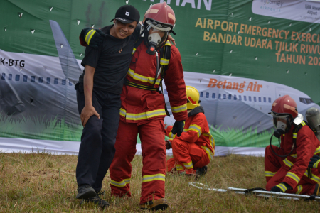 SIMULASI EVAKUASI KORBAN KECELAKAAN PESAWAT