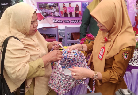 LIMBAH PLASTIK DATANGKAN REZEKI
