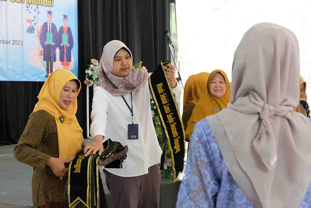 MENGAMBIL SELEMPANG WISUDA