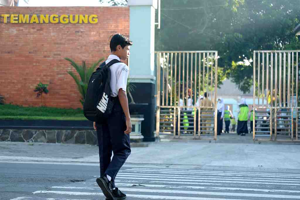 MENYEBERANG JALAN MENUJU SEKOLAH