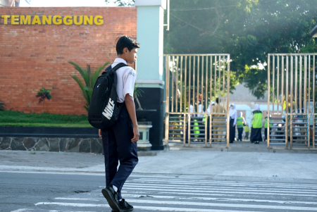 MENYEBERANG JALAN MENUJU SEKOLAH