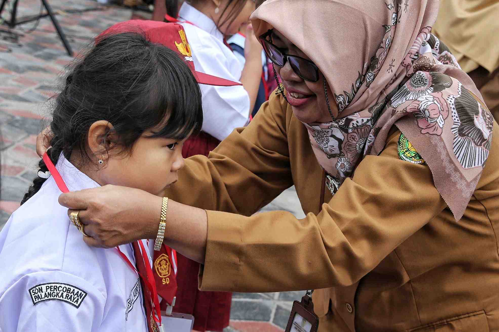 SEMATKAN TANDA PESERTA 