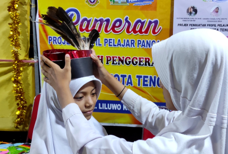 MAHKOTA BULU AYAM