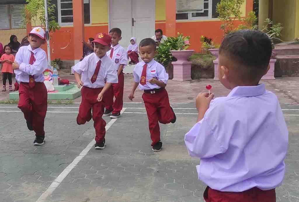 MELIHAT TEMAN BERMAIN