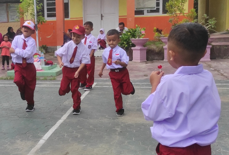 MELIHAT TEMAN BERMAIN