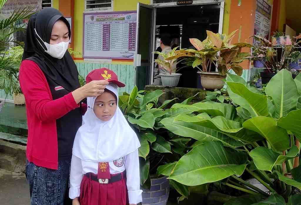 MEMASANG TOPI SERAGAM