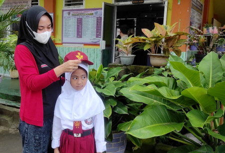 MEMASANG TOPI SERAGAM