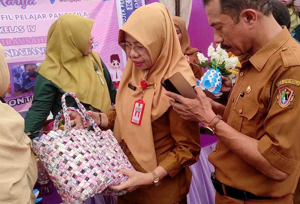 MEMOTRET PRODUK KARYA SISWA