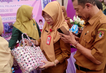 MEMOTRET PRODUK KARYA SISWA