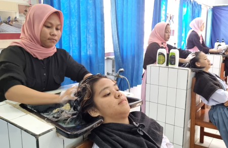 MENCUCI RAMBUT