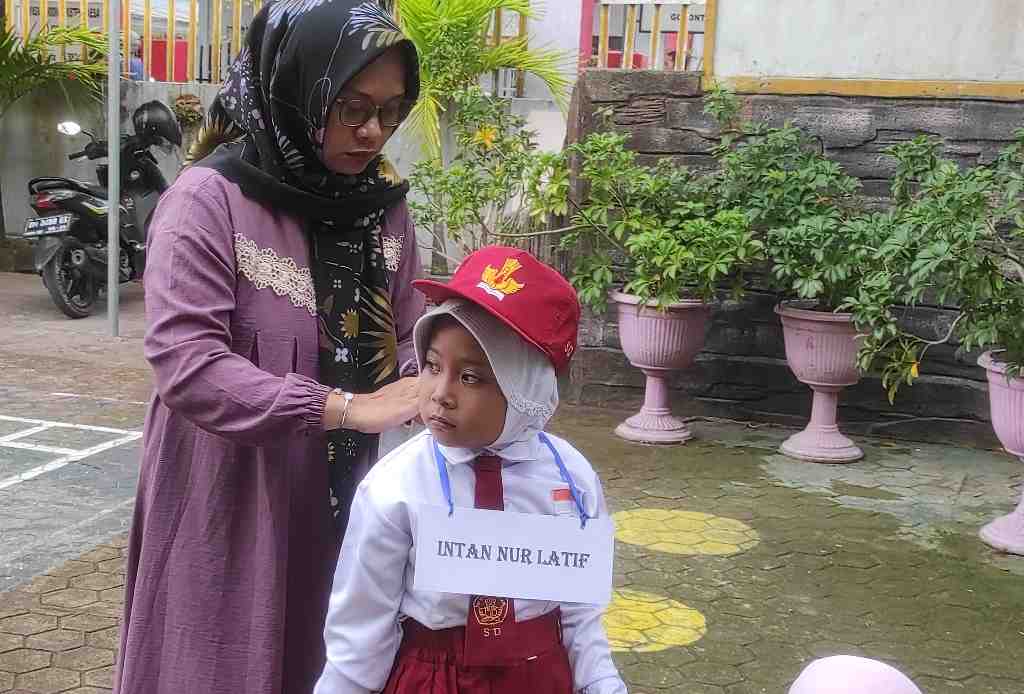 MENGIKAT PAPAN NAMA