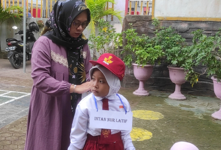 MENGIKAT PAPAN NAMA