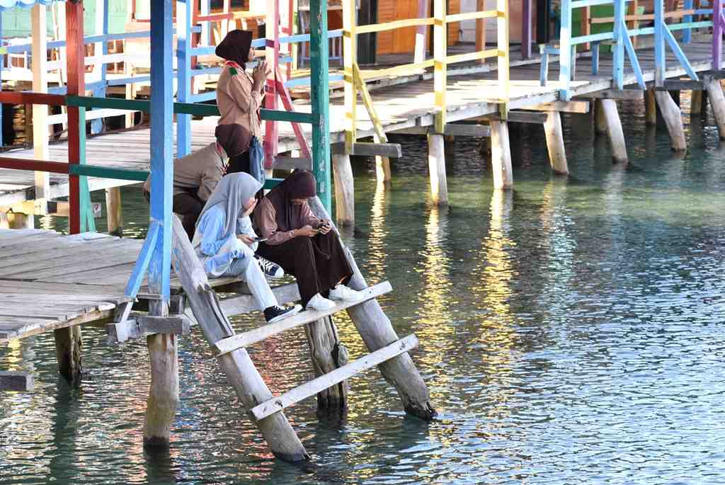 MENUNGGU OJEK PERAHU