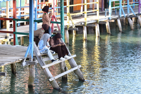 MENUNGGU OJEK PERAHU