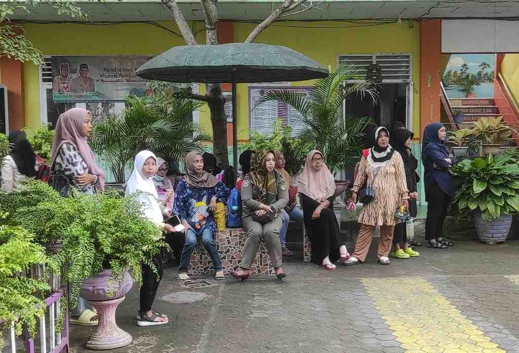 MENYAKSIKAN PENYAMBUTAN SISWA BARU