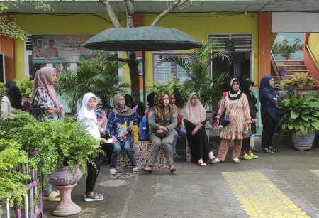 MENYAKSIKAN PENYAMBUTAN SISWA BARU