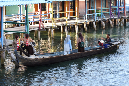 NAIK PERAHU ke SEKOLAH