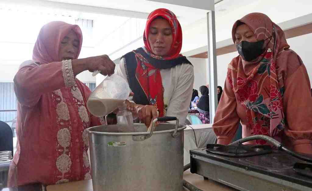 PELATIHAN KEWIRAUSAHAAN BAGI PEREMPUAN KEPALA KELUARGA (PEKKA)