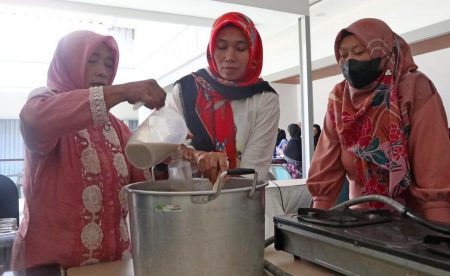 PELATIHAN KEWIRAUSAHAAN BAGI PEREMPUAN KEPALA KELUARGA (PEKKA)