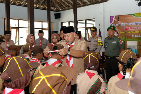 MENGALUNGKAN MEDALI PRAMUKA GARUDA
