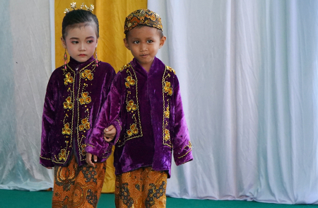 PERAGAAN BUSANA ADAT