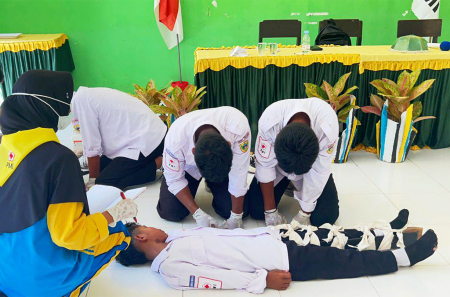 PRAKTEK PERTOLONGAN PERTAMA PMR