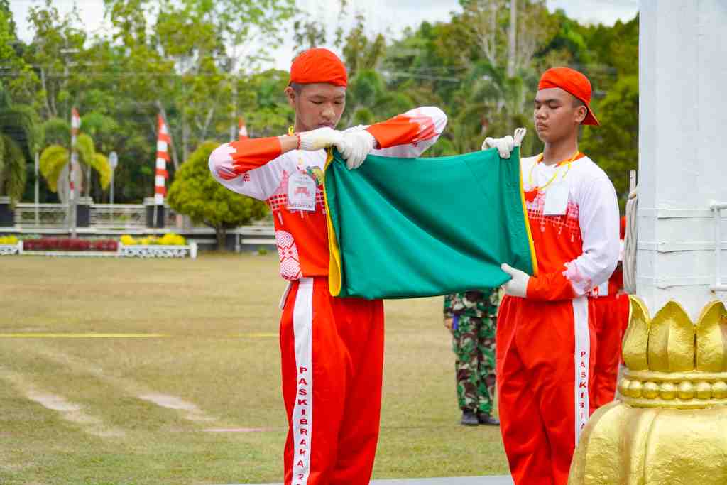 LIPAT BENDERA 