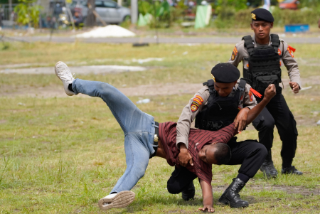 SIMULASI PENANGKAPAN PELAKU KEONARAN