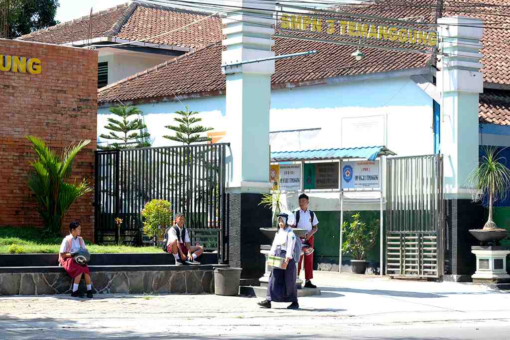 MENUNGGU JEMPUTAN