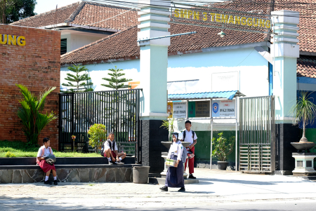 MENUNGGU JEMPUTAN