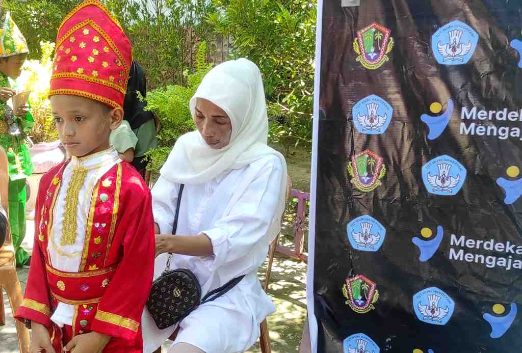 PAKAIAN ADAT MANTEREN LAMO