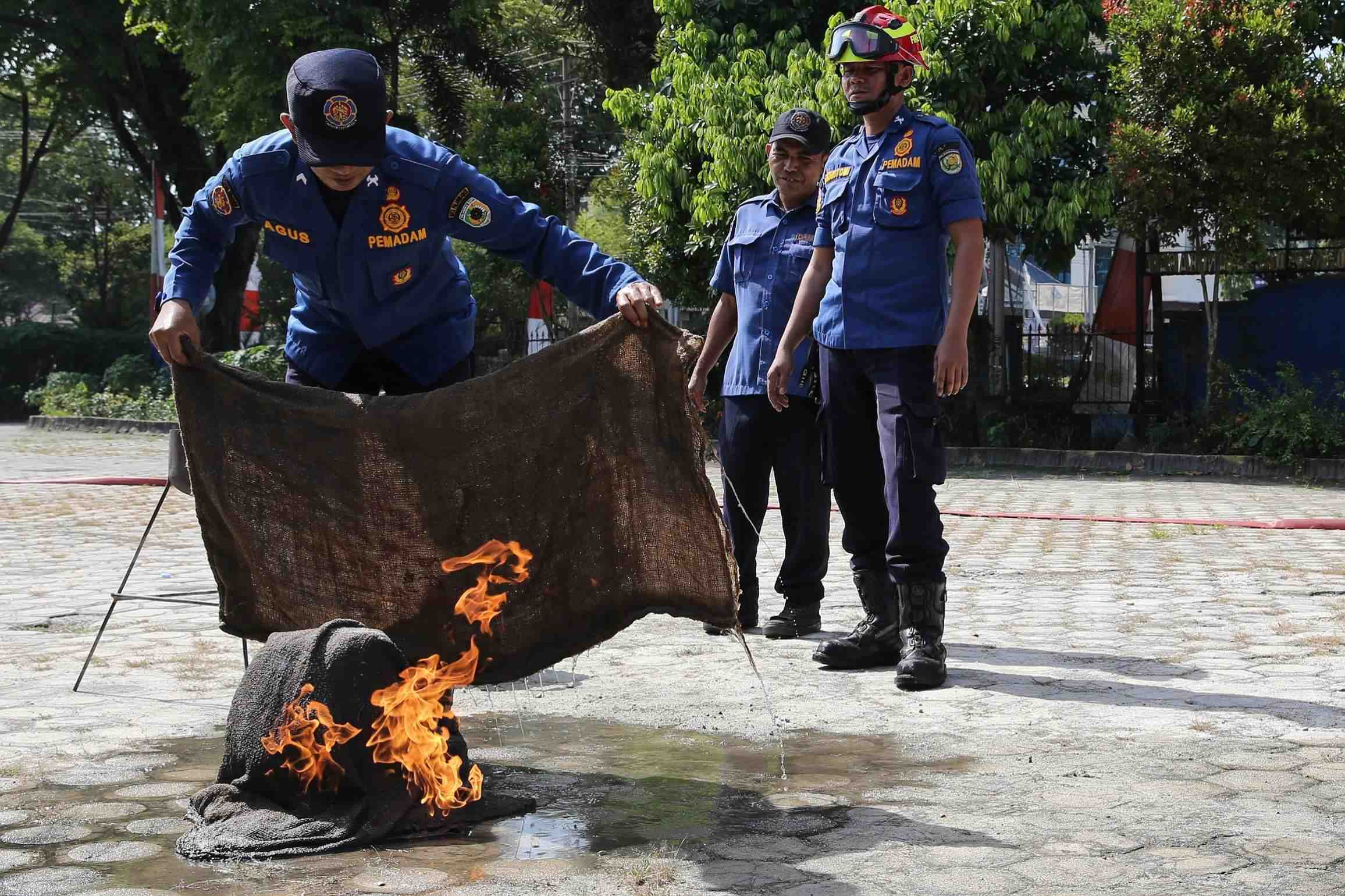 PRAKTIK PEMADAMAN API TRADISIONAL 
