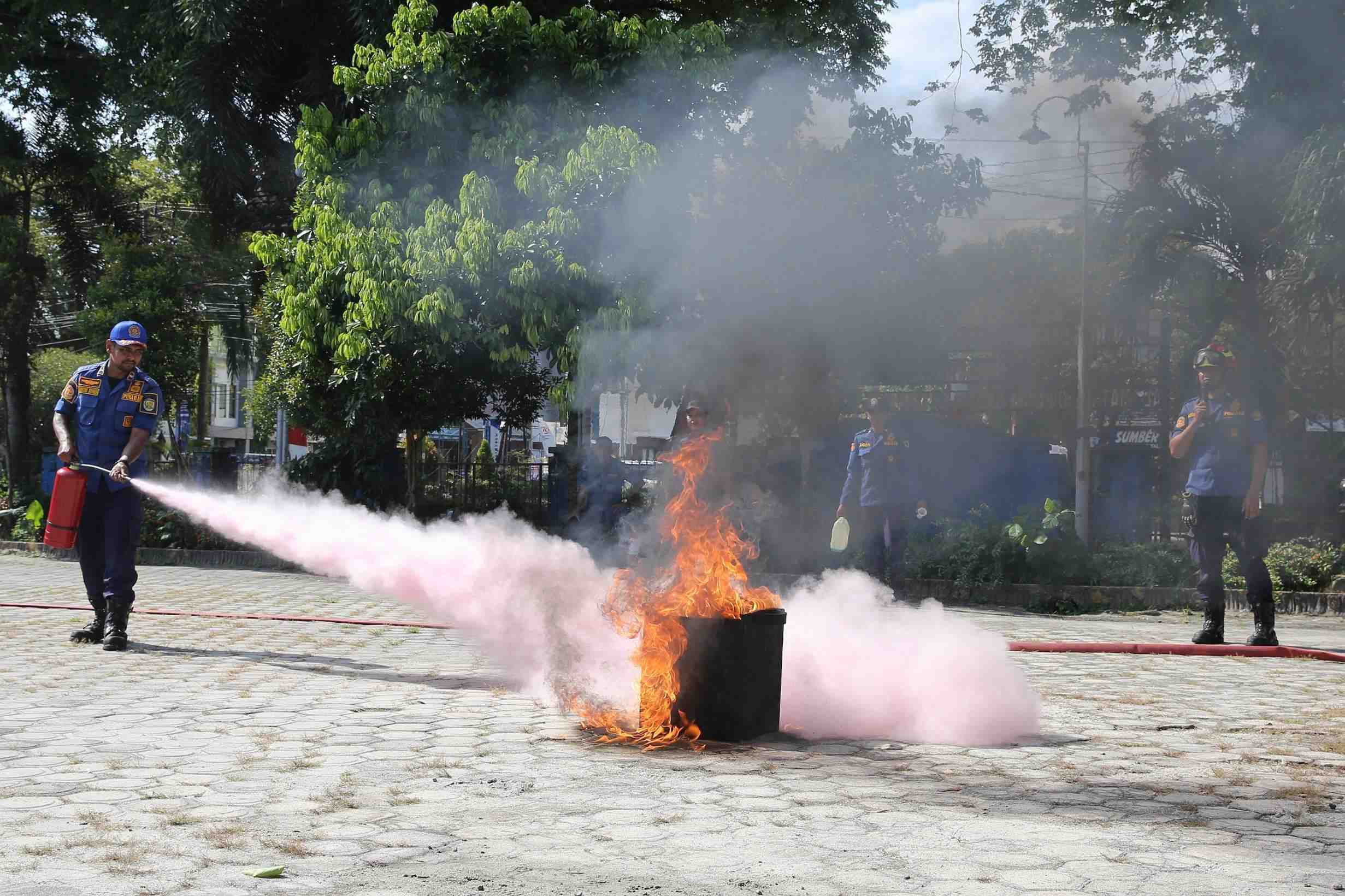 PELATIHAN PEMADAMAN KEBAKARAN