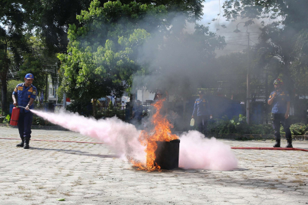 PELATIHAN PEMADAMAN KEBAKARAN