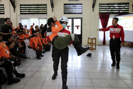 PRAKTIK EVAKUASI KORBAN BENCANA