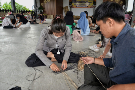 PELATIHAN MENGANYAM ROTAN