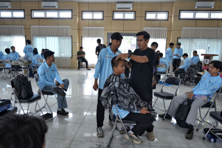 PELATIHAN PANGKAS RAMBUT