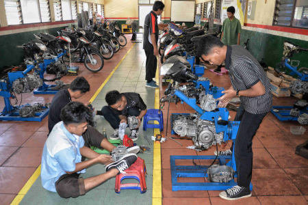 PELATIHAN SERVIS SEPEDA MOTOR KONVENSIONAL