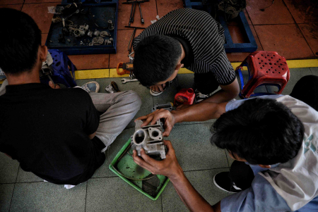 PERBAIKI KOMPONEN MESIN SEPEDA MOTOR