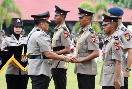 PENYERAHAN IJAZAH BINTARA POLRI