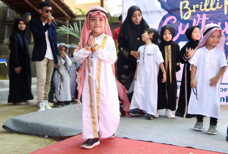 PERAGAAN BUSANA ARAB SAUDI