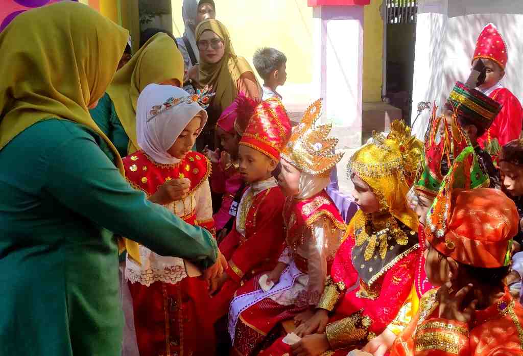 PERSIAPAN PERAGAAN PAKAIAN ADAT
